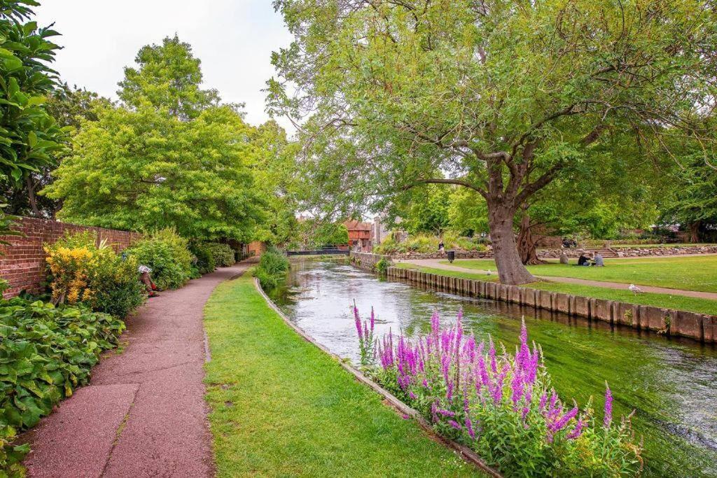 The Most Central Apartment In Canterbury Stunning Interiors, Fully Equipped, City Views And Free Wifi! Esterno foto